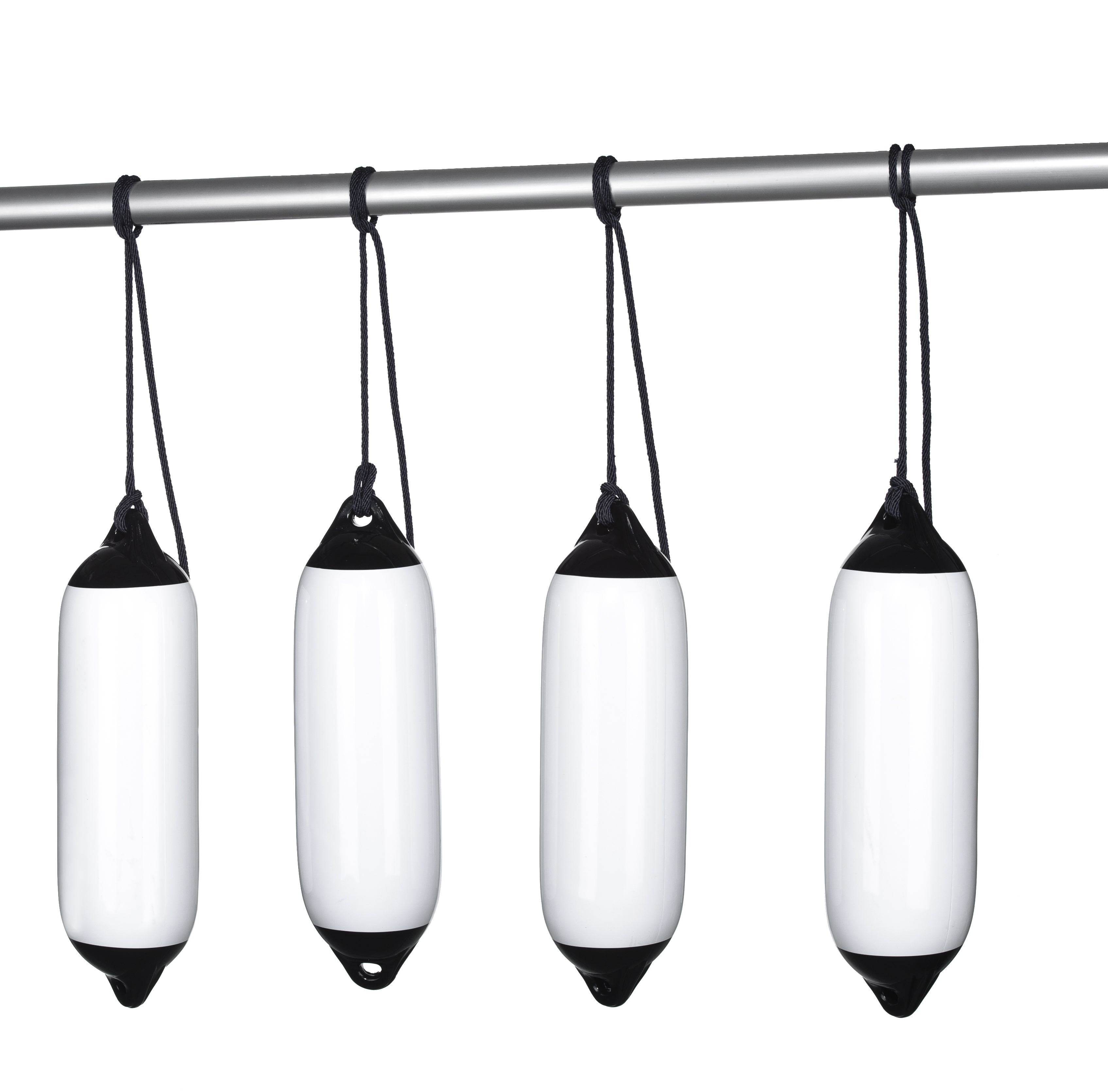 Fenderset von Seilflechter in Weiß, inklusive hochwertiger Bootsfender und passender Festmacherleinen. Optimaler Schutz für den Bootsrumpf beim Anlegen.